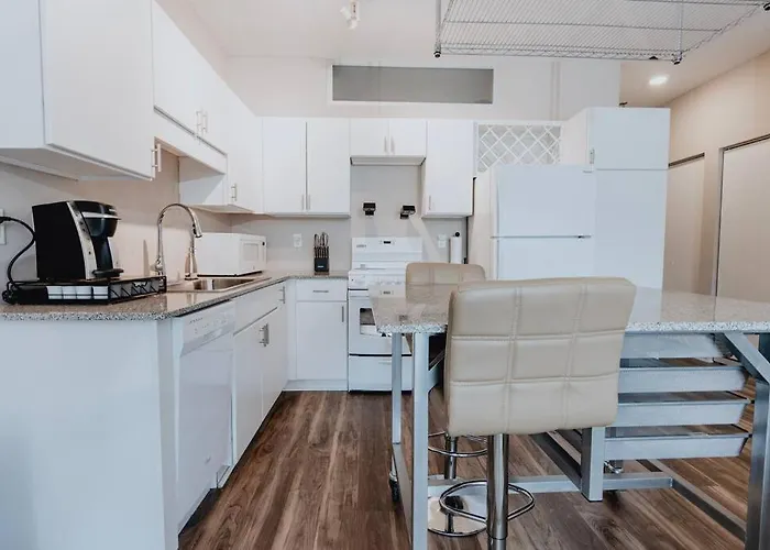 Charming Studio King Bed & Pool St Louis