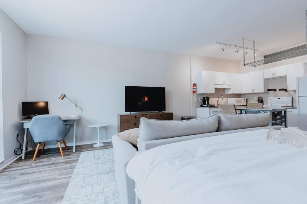 Apartment Charming King Bed & Pool St Louis