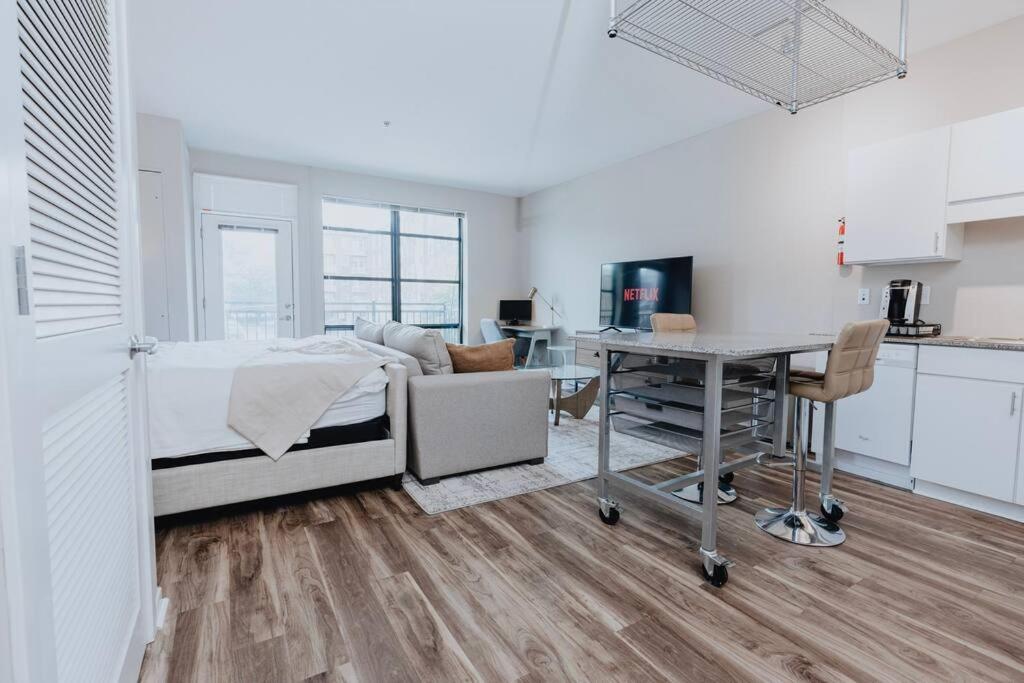 Charming King Bed & Pool St Louis Apartment Tower Grove