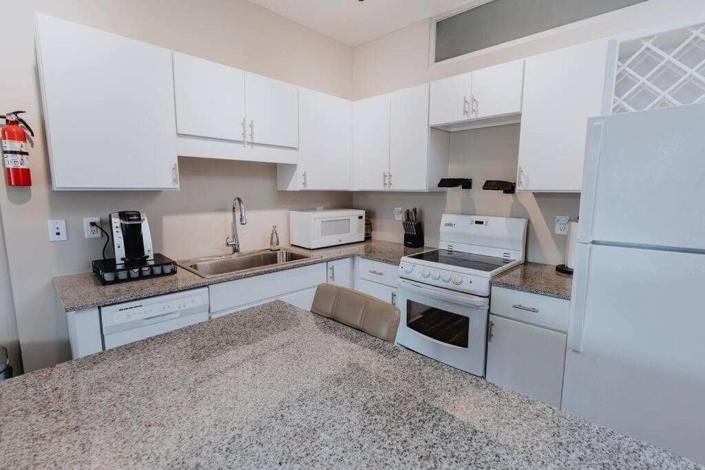 Apartment Charming King Bed & Pool St Louis